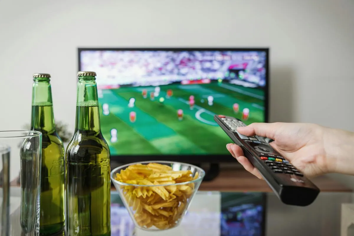FIFA系列赛国足开局不利九分钟内连丢两球遭喀麦隆零封
